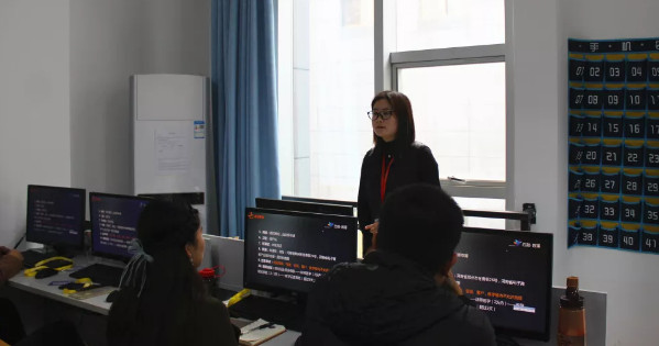 配图4 班主任为新学员们介绍班级管理制度 配图4 班主任为新学员们介绍班级管理制度