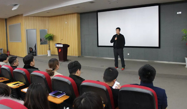 1550107698125660.jpg 配图3 郭总在大会上发言.jpg