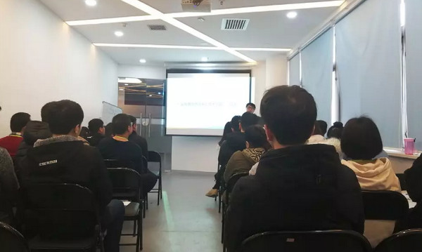 1550735916353214.jpg 配图3 云和教育教务总监张老师讲解课程体系.jpg