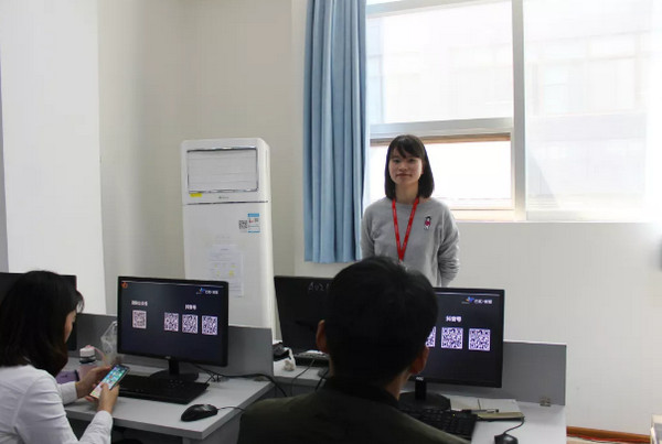 1553052455792527.jpg 配图4 班主任杨老师为大家介绍各项班级管理制度.jpg