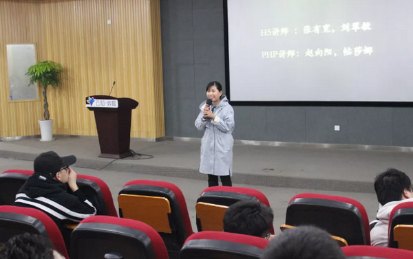 1553134760920706.jpg 配图3 HTML5讲师刘老师发表致辞.jpg