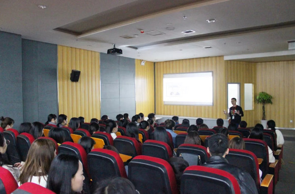 1554962060995494.jpg 配图5 热烈欢迎河南工业贸易职业学院师生参观云和数据.jpg