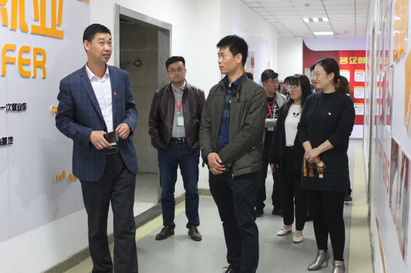 1556435261648815.jpg 配图5 郑州科技学院和云和数据党建交流活动圆满结束.jpg