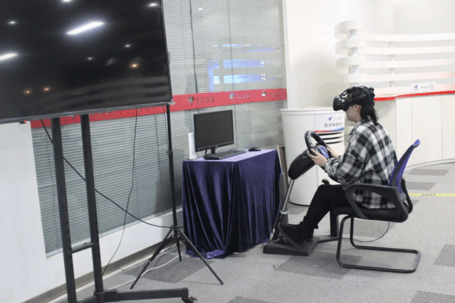 体验VR的IT培训学员 体验VR的IT培训学员